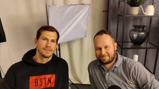 Der heutige Spielerberater Frank Mauer (links) und Sportredakteur Philipp Koehl sitzen im Podcast-Studio des Mannheimer Morgen.