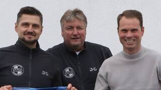Co-Trainer Alexander Dirks (v. l.) freut sich mit Thomas Münch und Trainer Patrick Heinzelmann über die Verläng-erung beim SV 98.