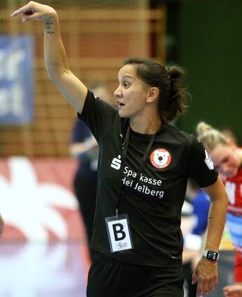 Trainerin Franziska Garcia steht im Heimspiel gegen den Bergischen HC am Samstag ein heißer Tanz bevor.