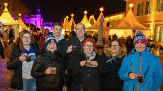 Sie sind extra aus Mannheim nach Schwetzingen gekommen, um das tolle Flair des hiesigen Weihnachtsmarktes zu genießen: Lea (v. l.), Christin, Stefan, Stephan, Asja, Clair und Alex.