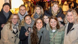 Die Firma Parsa Beauty aus Sinsheim macht einen Betriebsausflug auf den Schwetzinger Weihnachtsmarkt.