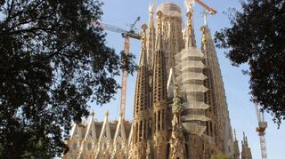 Seit 142 Jahren im Bau und noch immer nicht fertig: die Kathedrale Sagrada Familia in Barcelona, hier die 1935 abgeschlossene „Geburtsfassade“.