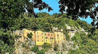 Wie ein Schwalbennest klebt das Kloster von Greccio an einer Felswand.