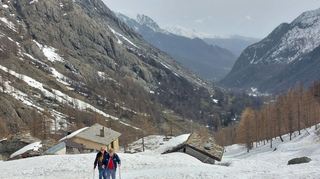 Weil die weißen Flocken ausbleiben, hat man das Projekt „Beyond Snow“ in den Lanzo-Tälern des Piemont ins Leben gerufen. Schneeschuhwandern ist ein Teil des nachhaltigen Tourismus im Norden Italiens.