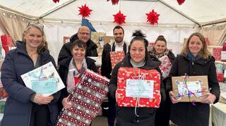 Ein Zelt voller Geschenke verteilen die Organisatoren vom Kindertraumbaum: Antonia und Tibor Wettstein (v.l.), Manuela Schneider, Björn Becker (beide Sparkasse), Alisse Pljevljak und Bettina Heubach („Appel + Ei“) sowie Nadine Bikowski (Diakonie).