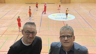 Handball trifft Musik: Hans-Peter Alter (l.) und Michael Zipf freuen sich aufs Weihnachtssingen in der Nordstadthalle.