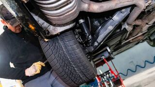 Winter- und Ganzjahresreifen haben meist laufrichtungsgebundene, pfeilförmige Profile, die für sicheren Bodenkontakt sorgen.