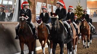 Eine Quadrille mit Warmblütern führt beim Weihnachtsreiten auf der Brühler Koller-insel in das Geheimnis der Dressur ein.