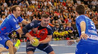 Jannik Kohlbacher (Mitte) war nicht zu stoppen und erzielte sieben Tore gegen den TVB Stuttgart.