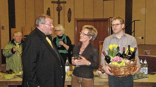 <p>Pfarrer Georg Spreitzer, die Vorsitzende des Pfarrgemeinderates, Marianne Faulhaber, und Gemeindeassistent Dominik Gehringer beim Empfang.</p>
