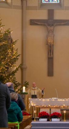 Die Messfeier in St. Nikolaus stimmt auf Heiligabend ein.