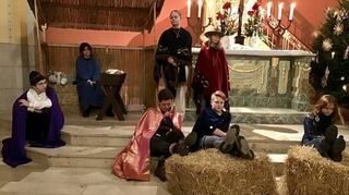 Die Geschwister Herdmann machen zunächst nur wegen der Süßigkeiten mit, werden schließlich von Marias Geschichte tief berührt.