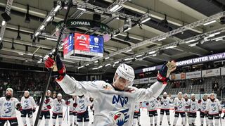 Stefan Loibl bedankt sich nach dem Sieg in Augsburg für die Unterstützung der Adler-Fans.
