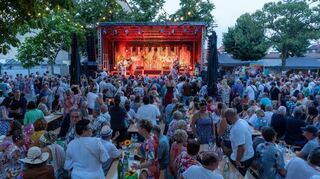 Großer Andrang und beste Stimmung beim Ortsmittefest im Juli. Hier die Band „Papis Pumpels“, die mit Flowerpower vor der Bühne für gute Laune sorgte.