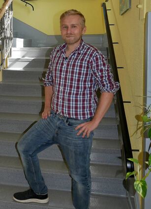 Sascha Barembruch im Treppenhaus des Altbaus der FES, das in den Sommerferien einen frischen Boden erhalten hat: Als neuer Rektor muss er sich künftig auch um solche Details kümmern. Bild: Benjamin Jungbluth