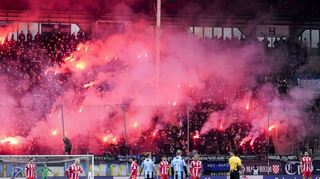 Die Fans vom SV Waldhof Mannheim zünden in der Fankurve Pyrotechnik.