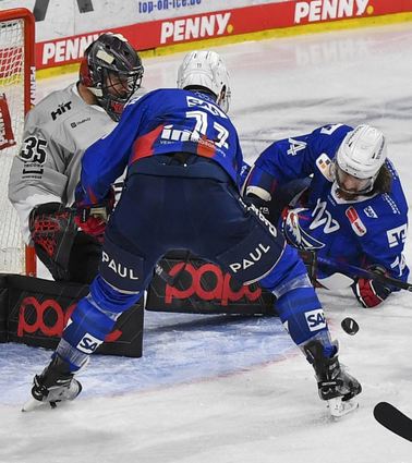 Die Adler Kristian Reichel (M) und Ryan MacInnis scheitern an Haie-Torhüter Julius Hudacek.