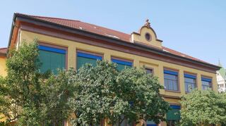 Die Alte Schule erstrahlt nach dem Abschluss der Sanierungsarbeiten im neuen und glanzvollen Licht.