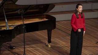 Die 25-jährige Theresa Bertrand aus Schwetzingen (r.) holte beim Bundesgesangswettbewerb 2024 den Vizesieg in der Kategorie „Konzert“ und durfte somit ein Preisgeld von 3 000 Euro abräumen, das nun in die weitere Karriere gesteckt wird.