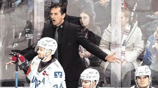 Adler-Trainer Dallas Eakins (im Hintergrund) mit den Mannheimer Stürmern Tom Kühnhackl (v.l.), Stefan Loibl und Maximilian Heim.