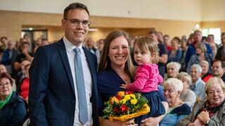 Nach der gewonnenen Stichwahl strahlen der frisch gewählte Bürgermeister Kevin Weirether und seine Familie.