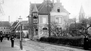 Um die zahlreichen Gäste von außerhalb beherbergen zu können, entsteht das Hotel „Zum Friedrichsbad“ in der Karlsruher Straße.