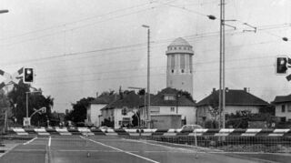 Lang ist’s her: Um 1977 gibt es in der Karlsruher Straße noch einen Bahnübergang.