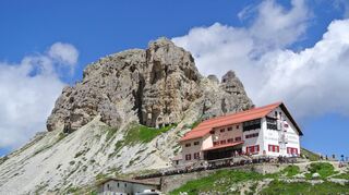 Von Kitzbühel zu Fuß ganz nah ans UNESCO-Welterbe Drei Zinnen: Mit dem Münchner Slow-Trekking-Anbieter Hauser Exkursionen überqueren Outdoor-Fans aus eigener Kraft in sieben Tagen die Alpen.