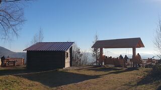 Am Kirschfelsen steht nicht nur eine kleine Schutzhütte, sondern auch eine Aussichtsplattform mit Sitzgelegenheit (links) sowie ein Ensemble aus Schaukel und "Hängebrücken" mit Sitzgelegenheiten wurden installiert.