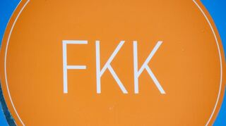 FKK bedeutet Freikörperkultur und ist seit Jahrzehnten eine durchaus beliebte Lebensphilosophie.