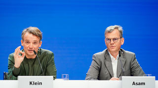 Christian Klein (l), Vorstandschef des Softwarekonzerns SAP, und Dominik Asam, Finanzvorstand des Softwarekonzerns SAP, sitzen in der Konzernzentrale während der Bilanzpressekonferenz auf der Bühne.