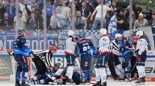Vor dem Tor der Adler Mannheim brannte es nicht nur in dieser Szene lichterloh. Ingolstadt war in allen Belangen besser.