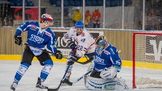 Szene vom Winter Game am 7. Januar 2017: Adler-Angreifer Matthias Plachta (M.) gegen die Schwenninger Alex Trivellato (l.) und Joey MacDonald.