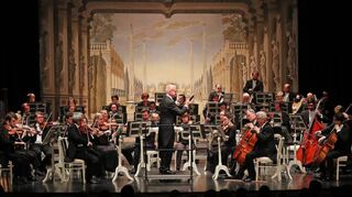 Zum Neujahrskonzert im Rokokotheater hatte die Mozartgesellschaft Schwetzingen die Philharmonie Baden-Baden unter der Leitung von Volker Christ eingeladen. Ein fulminanter musikalischer Auftakt für das Jahr 2025.