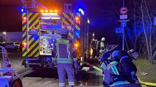 Zweimal musste die Freiwillige Feuerwehr in den ersten Stunden des neuen Jahres zu Bränden ausrücken – hier bei der alten Tankstelle beim Einkaufszentrum.