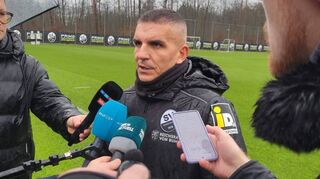 Kenan Kocak, neuer Trainer des SVS, ist beim Trainingsauftakt am Hardtwald der meistinterviewte Mann.