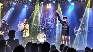 Eng, heiß und laut – so lautet die typische Atmosphärebeschreibung, wenn die „Zap-Gang“ im Pumpwerk beim Dreikönigsrock das Jahr eröffnet.