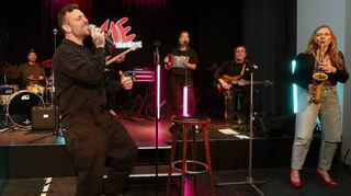 Rasanter Start ins neue Jahr: „Session Reloaded“ mit „Me and the Heat“ lässt im Pumpwerk die Tanzwut ausbrechen – hier mit Daniel Groe am Mikrofon.