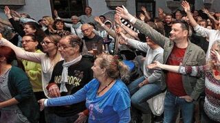 Lässt sich nicht lange bitten: Das Publikum ist vom ersten Lied der Session dabei und schwenkt bereits zum Auftakt munter die Arme mit.