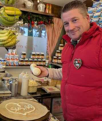 Thilo von Olnhausen präpariert liebevoll einen Crêpe. Er fühlt sich wohl auf dem Weihnachtsmarkt in Speyer und lobt die wachsende Aufenthaltsqualität.
