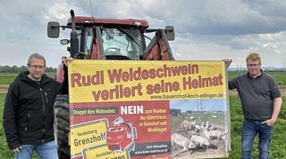 Auch die Landwirte beteiligen sich an den Demonstrationen: Robert Kaiser (l.) vom Grenzhof und Holger Koch aus Edingen-Neckarhausen zeigen die Auswirkungen der angedachten Bahntrasse auf.