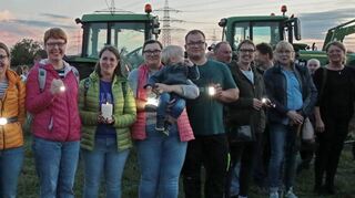 Mitte Oktober 2022 sorgt eine Menschenkette mit hunderten Teilnehmern für Furore – Landwirte und mehrere Bürgermeister beteiligen sich, darunter auch Heidelbergs OB Eckart Würzner.