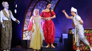 Ende gut, alles gut: Aladin (Dominik Tiefgraber, r.) hält vor den Augen des Lampengeistes (Markus Hareter, l.) und Leilah (Mela Jansen, 2. v. l.) um die Hand von Yasmin (Tamara Samantha Nussbaumer, 2. v. r.) an.