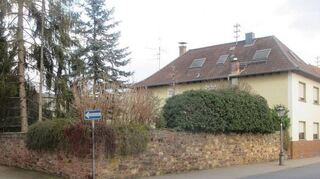 Die Bruchstein-Gartenmauer an der Ecke Mannheimer Straße/Dietzengässel ist der letzte Rest der dortigen Altbebauung.