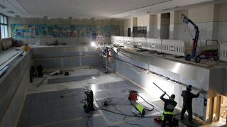 Das Hallenbad neben der Friedrichschule in Plankstadt wird generalsaniert und soll im Frühjahr wieder in Betrieb gehen – mit neuem Edelstahlbecken, Hubboden und besserer Raumaufteilung. Das Becken ist schon in weiten Teilen montiert.