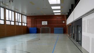 Auch in der Sporthalle im Obergeschoss wurde umgebaut: Rechts die noch unverkleidete und jetzt geschlossene Wand zu den Toiletten hin, die jetzt vom Flur aus erreichbar sind.