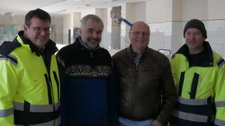 Vor Ort sind Bürgermeister Nils Drescher (v. l.), Bauamtsleiter Andreas Ernst, Ingenieur und Planer Harry Kurzmann und Bauamtsmitarbeiter Michael Ahnepohl.