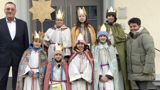 Bürgermeisterstellvertreter Heinz Kuppinger (l.), mit den Sternsingern Jonathan (vordere Reihe, v.l.), Lara, Marcia, Valerie, Nala (mit Stern, hinten, v.l.) Marlene und Tarja sowie Kulturamtsleiterin Alexandra Özkalay vorm Neulußheimer Rathaus.