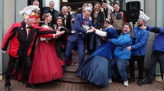 Die Übermacht ist zu groß – Bürgermeister Ralf Göck kann so hübschen Prinzessinnen nicht standhalten und rückt den Schlüssel raus.