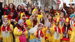 Beim Rathaussturm trotzen die jungen Narren dem leichten Nieselregen.